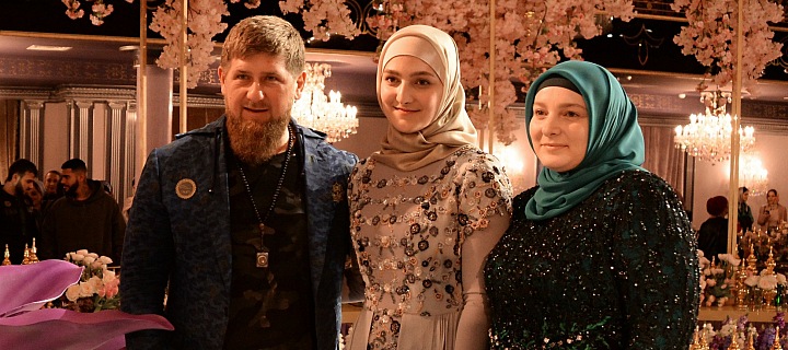 Ramzan Kadyrov s dcerou Aishou a manželkou Medni