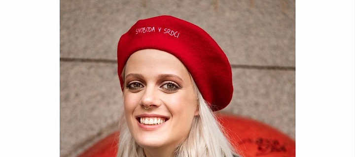 Terezie Kovalová v červeném baretu