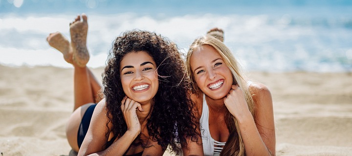 Dvě krásné dívky užívající si dovolenou na pláži