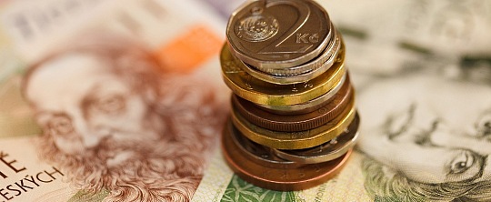 Koruna zůstává stabilní. Za svůj život proti dolaru i Euru posílila přes 40 %