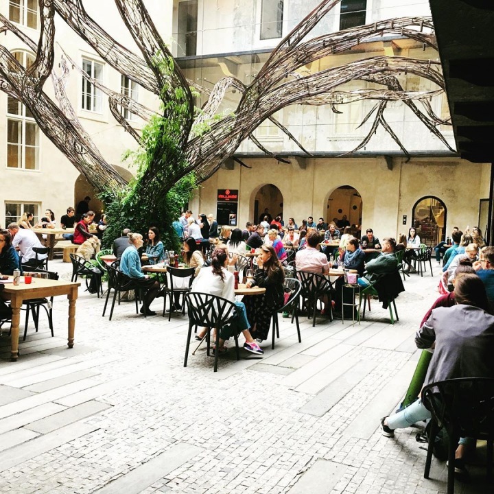 V DRNU můžete posedět i nad dobrou kávou nebo zkusit místní pizzerii. V DRNU můžete posedět i nad dobrou kávou nebo zkusit místní pizzerii.