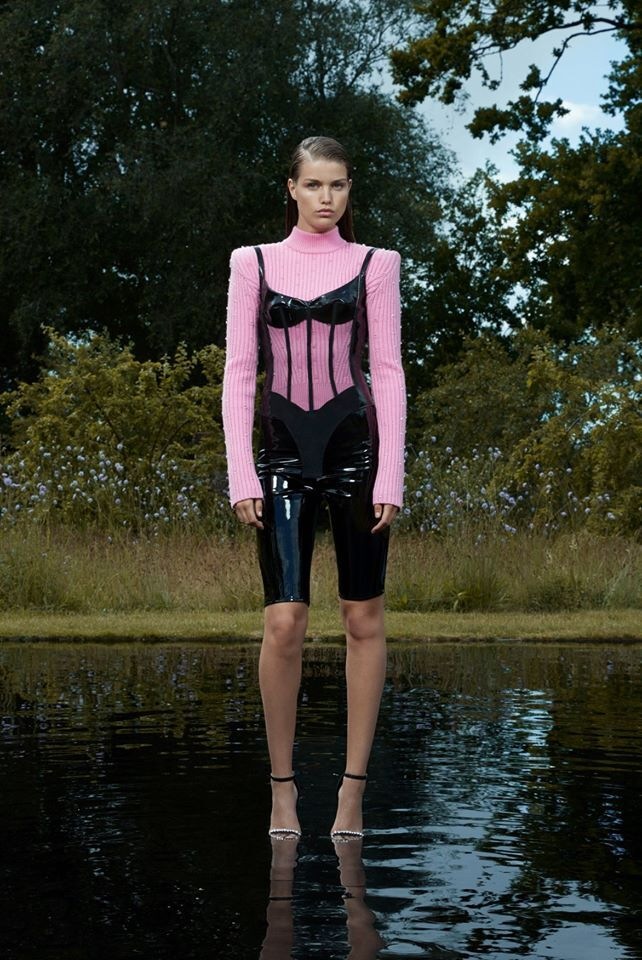 Žena v modelu David Koma Žena v modelu David Koma