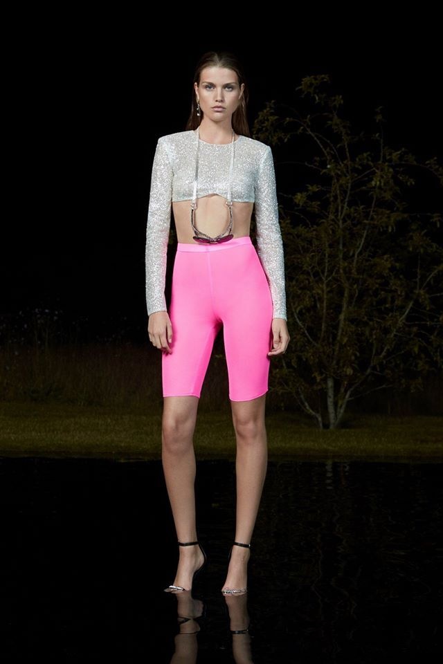 Žena v extravagantním modelu David Koma Žena v extravagantním modelu David Koma