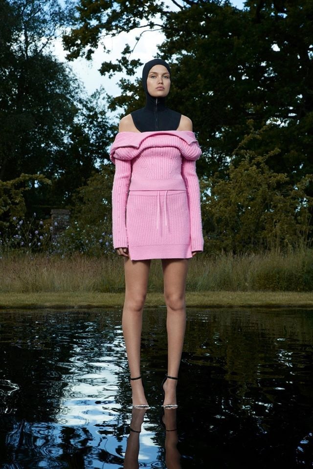 Žena v růžovém pleteném outfitu David Koma