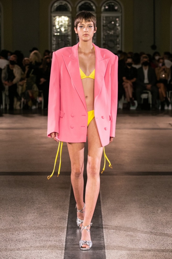 Modelka má na sobě růžové sako a žluté plavky od Vandy Jandy Modelka má na sobě růžové sako a žluté plavky od Vandy Jandy