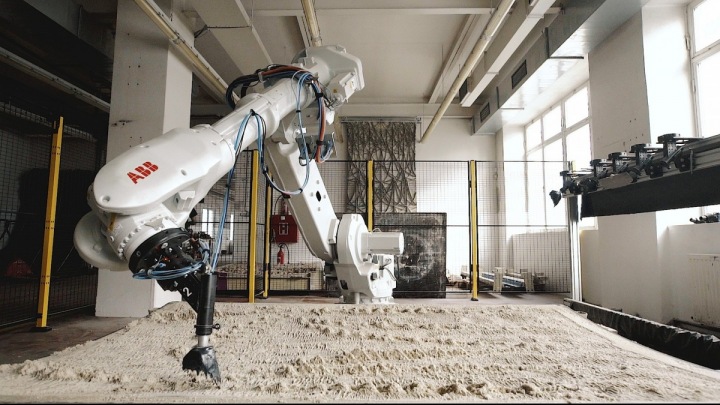 Robot s umělou inteligencí. Robot s umělou inteligencí.