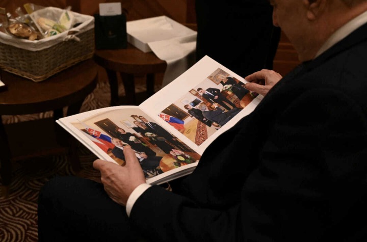 Dárek, který připravila prezidentka pro Miloše Zemana