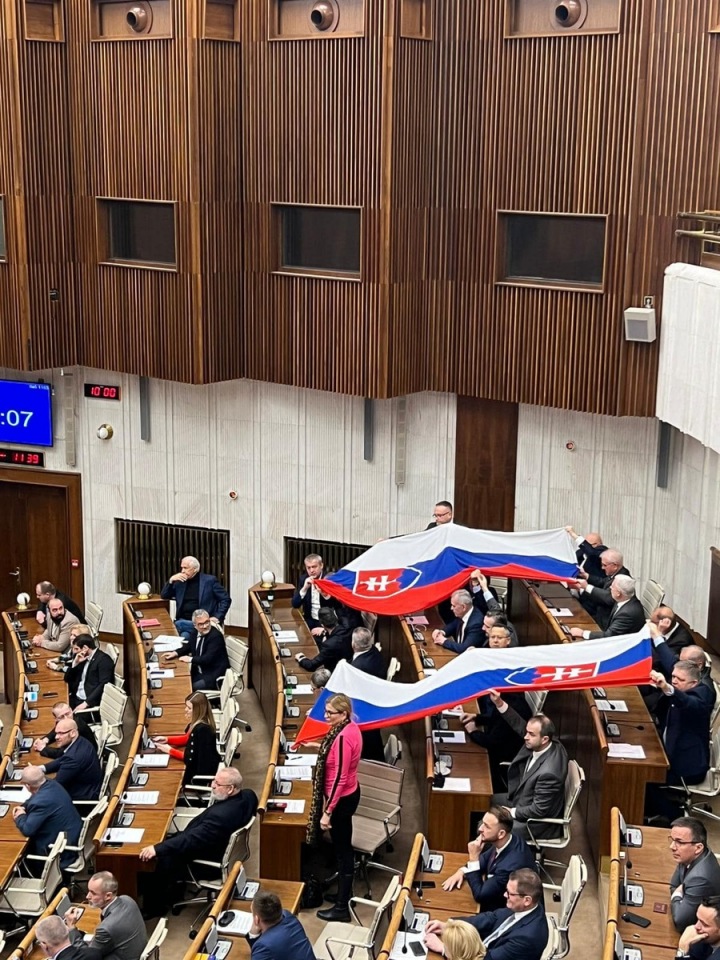 Na protest v plénu Národní rady SR poslanci SMER vyvěsili slovenské vlajky