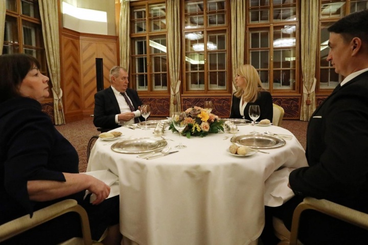 Miloš Zeman na večeři s prezidentkou Zuzanou Čaputovou a jejím partnerem