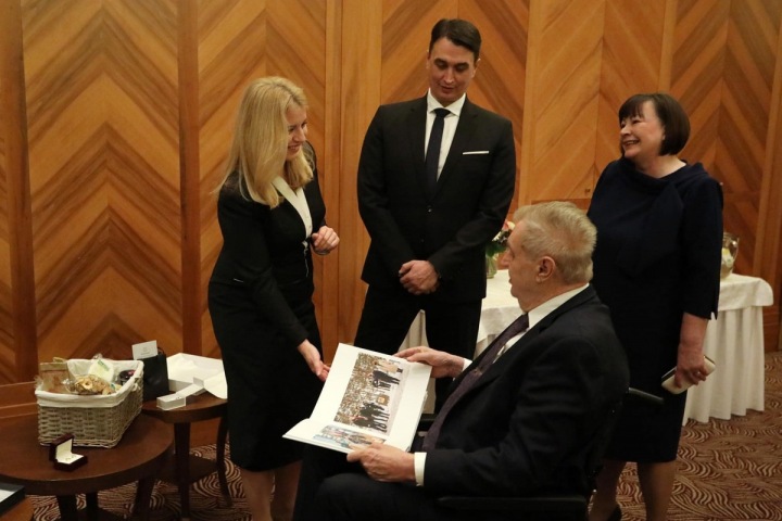 Zuzana Čaputová zveřejnila na sociálních sítích dárek, který připravila pro prezidenta Miloše Zemana