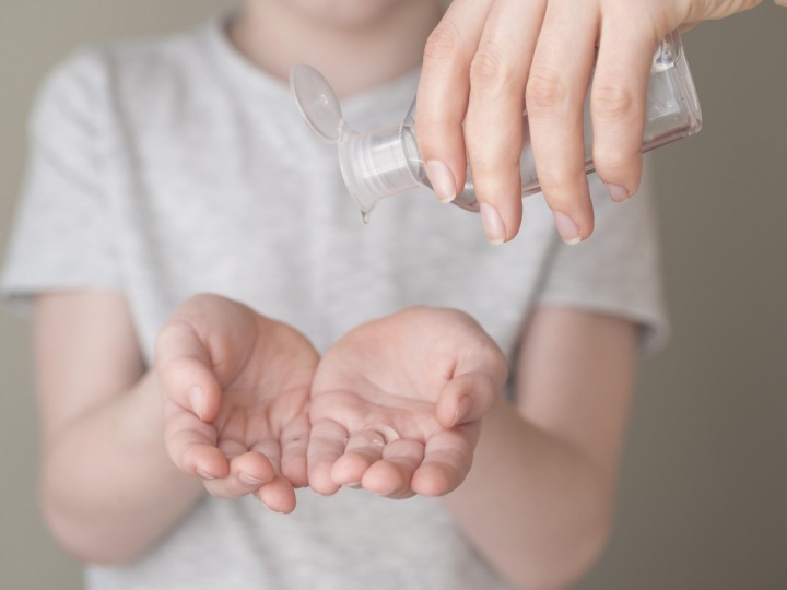 Chlapec si dává na ruce dezinfekci Chlapec si dává na ruce dezinfekci