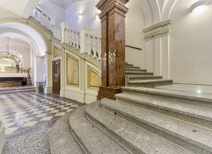 Chodba domu se schodištěm v historické budově.