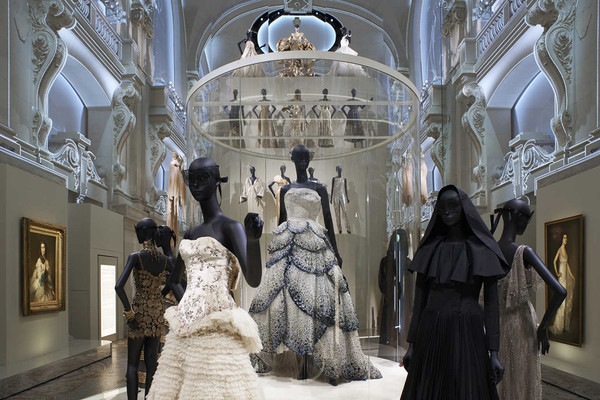 Extravantní modely z dílně Christian Dior. Extravantní modely z dílně Christian Dior.