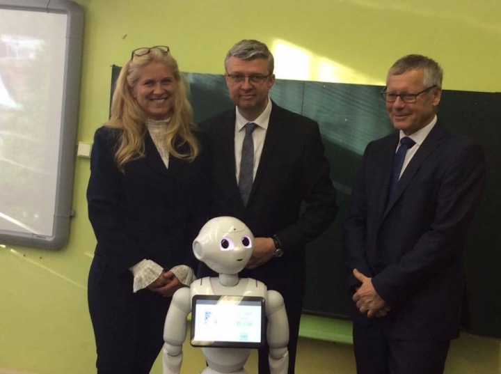 Dospělí jsou z robota také paf. Dospělí jsou z robota také paf.