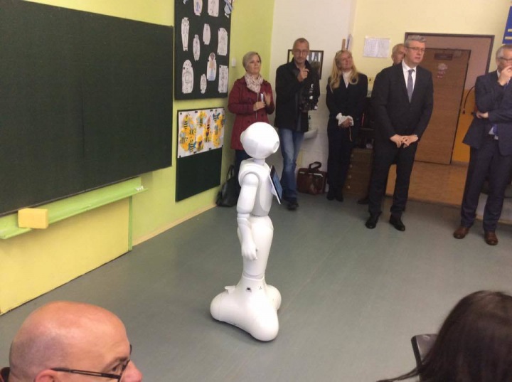Robot Ruby pomáhá učitelům s výukou. Robot Ruby pomáhá učitelům s výukou.