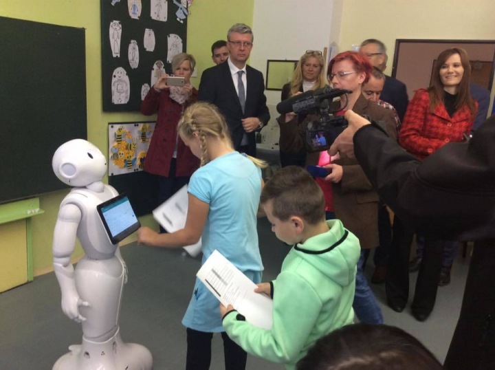 Žáci jsou z robota nadšení. Žáci jsou z robota nadšení.