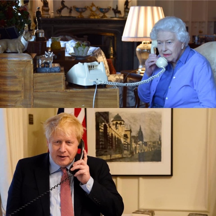 Královna si telefonuje s premiérem Borisem Johnsnem. Královna si telefonuje s premiérem Borisem Johnsnem.