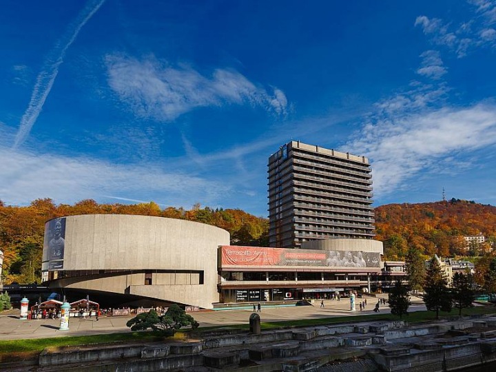 Hotel Thermal má nově zrekonstruované pokoje, tak snad se tam někdo v červenci ubytuje. Hotel Thermal má nově zrekonstruované pokoje, tak snad se tam někdo v červenci ubytuje.