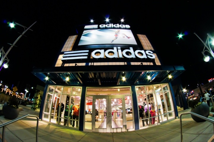 Adidas dává od kontroverzního umělce ruce pryč