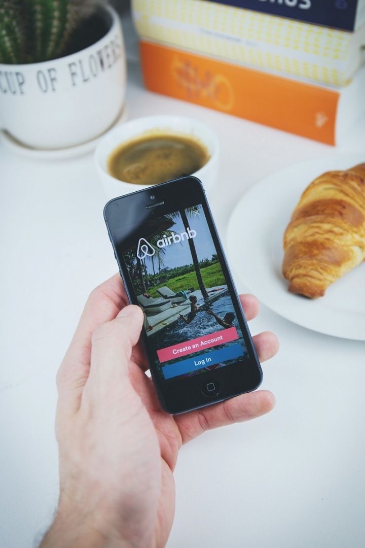 Aplikace Airbnb v telefonu. Aplikace Airbnb v telefonu.