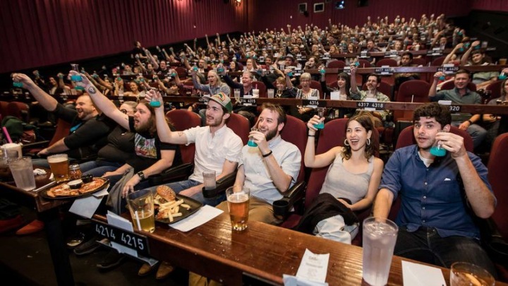 Kino Alamo je známé přísnou politikou, podle které vyžaduje, aby jeho diváci zachovávali správnou etiketu. Kino Alamo je známé přísnou politikou, podle které vyžaduje, aby jeho diváci zachovávali správnou etiketu.