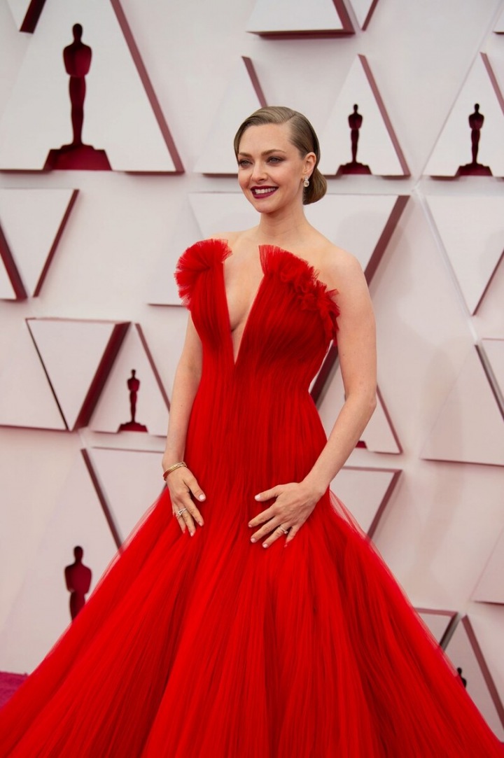 Amanda Seyfriend v róbě Giorgio Armani Amanda Seyfriend v róbě Giorgio Armani