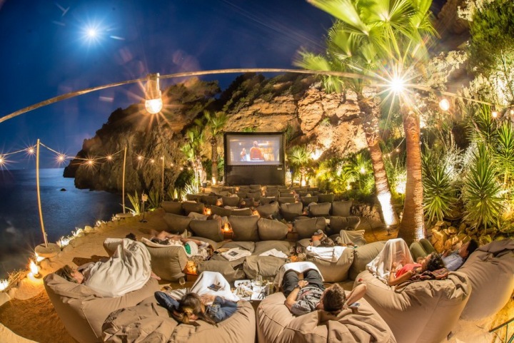 Skvělé filmy na jednom z nej idylickejších míst na ostrově v kině Amante Beach Club Skvělé filmy na jednom z nej idylickejších míst na ostrově v kině Amante Beach Club