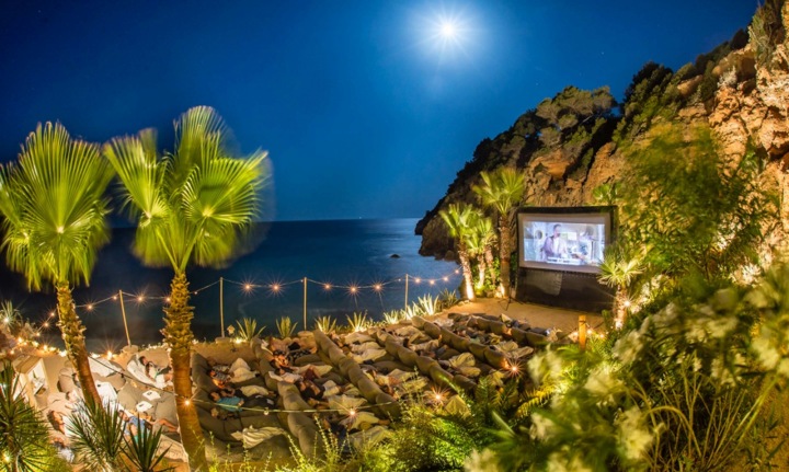 Kino na Ibize kloubí vše - slunce, svit měsíce, palmy a super filmy