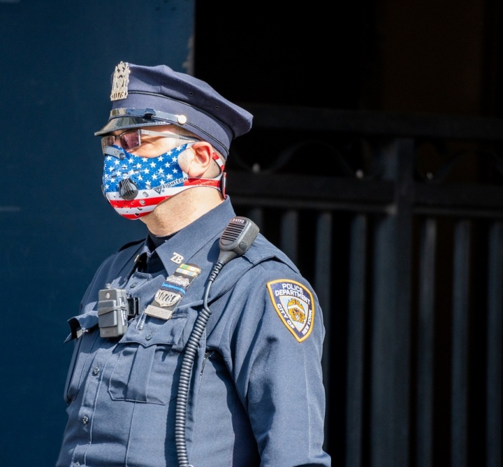 Americký policista s rouškou Americký policista s rouškou