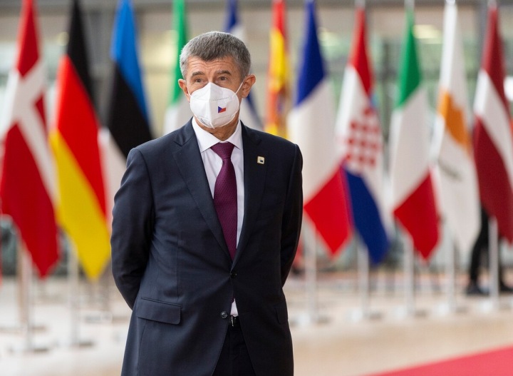Andrej Babiš v respirátoru s českou vlajkou Andrej Babiš v respirátoru s českou vlajkou