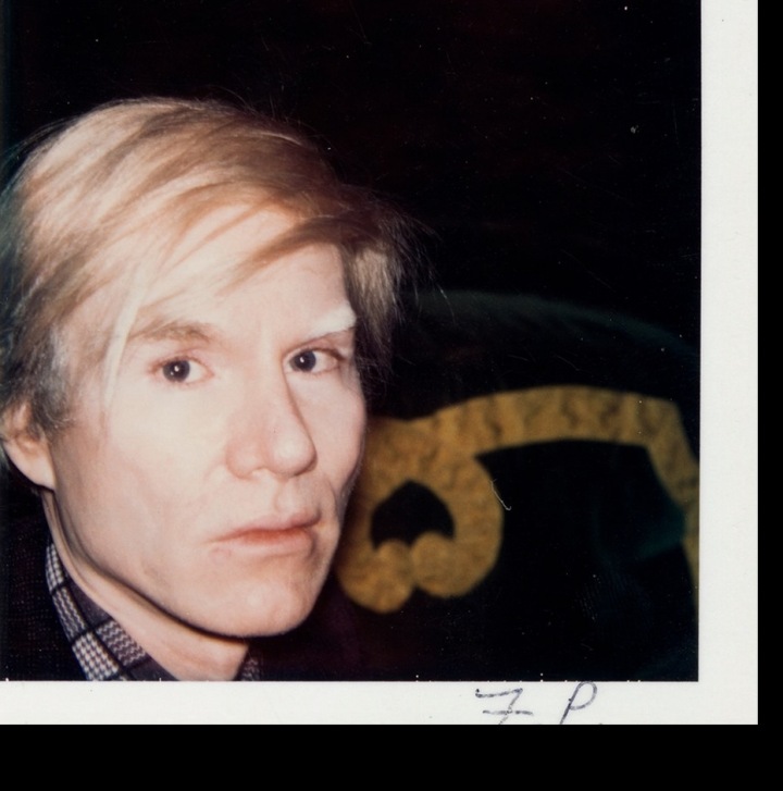 Andy Warhol na černém pozadí Andy Warhol na černém pozadí
