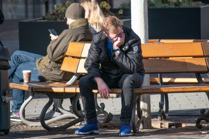 Zoufalý muž sedící na lavičce Zoufalý muž sedící na lavičce