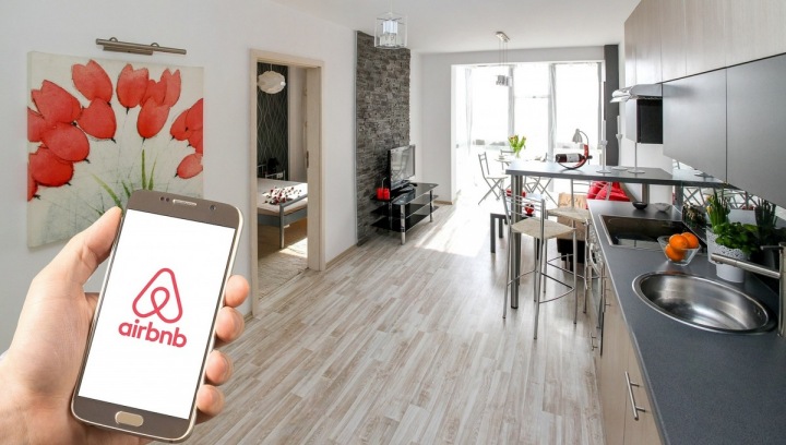 Aplikace Airbnb v telefonu. Aplikace Airbnb v telefonu.