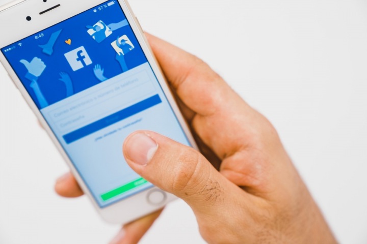 Aplikace Facebook v telefonu. Aplikace Facebook v telefonu.