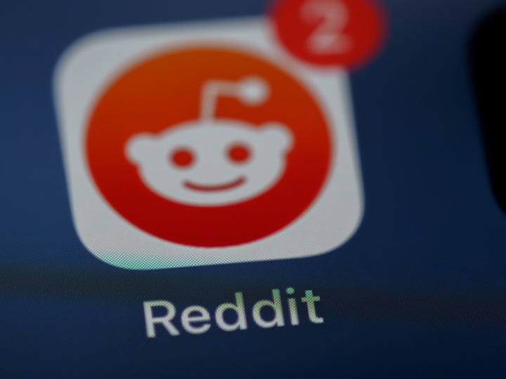 Ikonka aplikace Reddit na chytrém telefonu 
