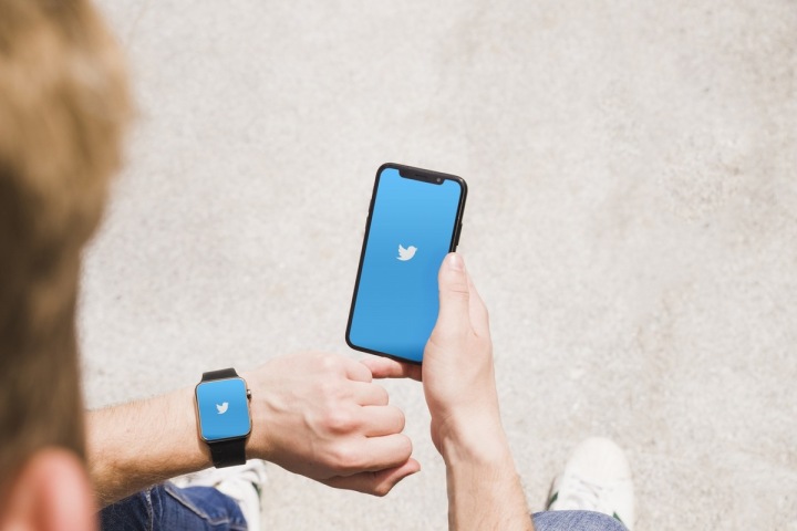 Aplikace Twitter v telefonu. Aplikace Twitter v telefonu.