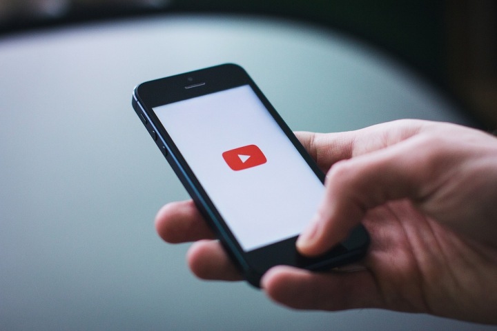 Aplikace YouTube na chytrém telefonu Aplikace YouTube na chytrém telefonu