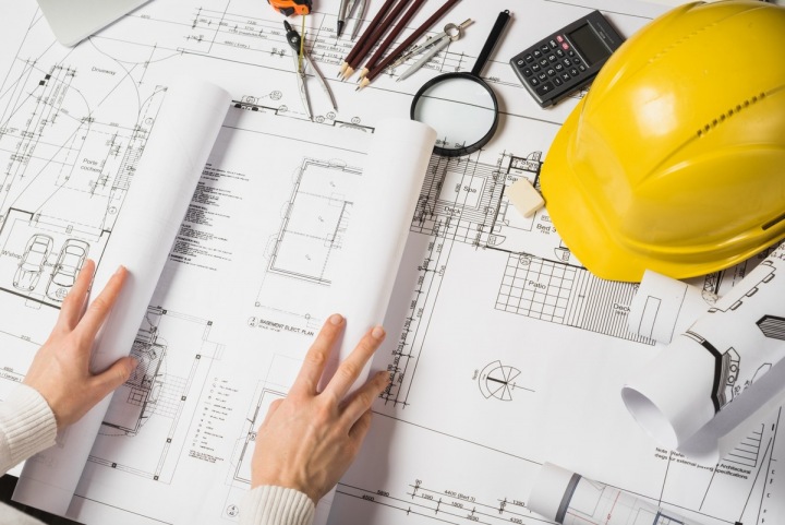 Architekt si prohlíží plány. Architekt si prohlíží plány.