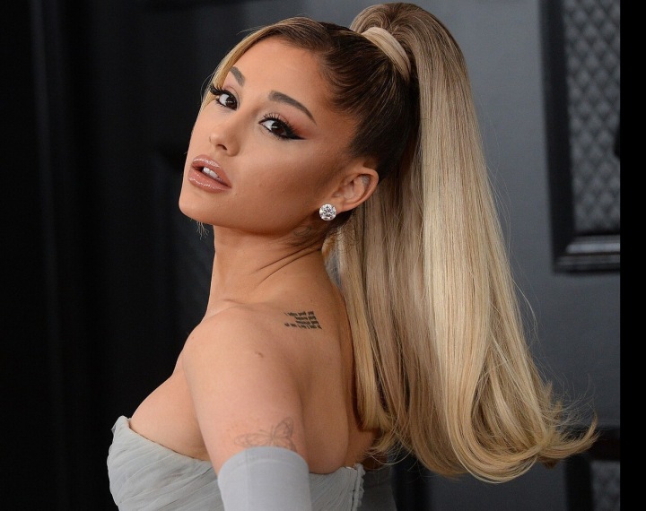 Ariana Grande na červeném koberci