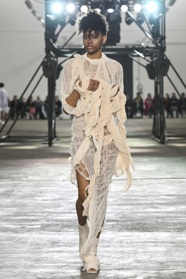 Modelka deformuje chůzí pleteninu, jako když had svléká kůži