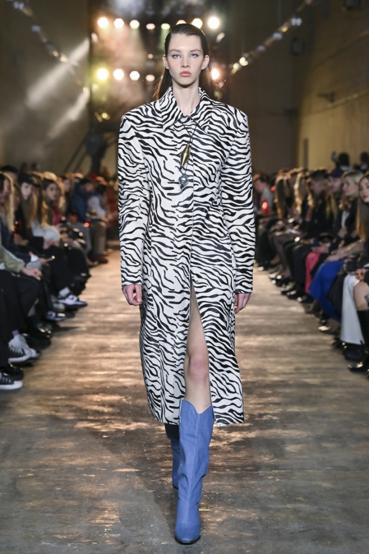 Zebří vzor s rozparkem upoutá na první dobrou  