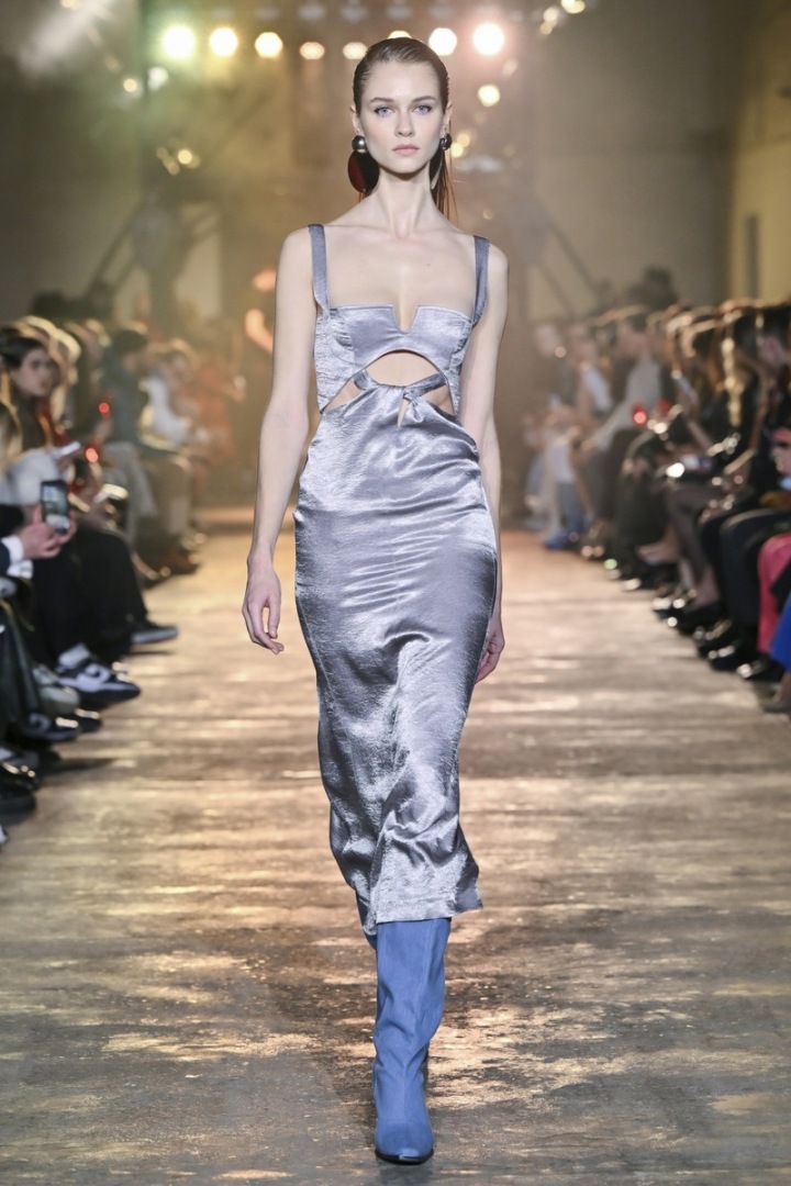 Zmuchlanost saténu ve výsledku škodí 