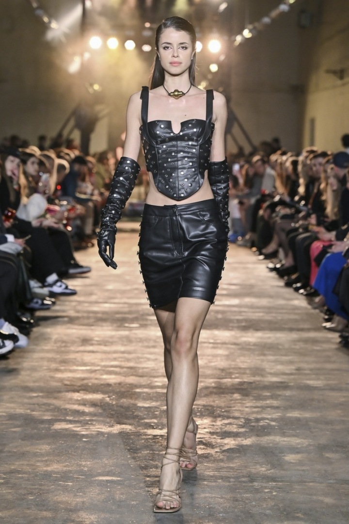 Kombinace kůže, cvočků a trendového korzetu zaujala