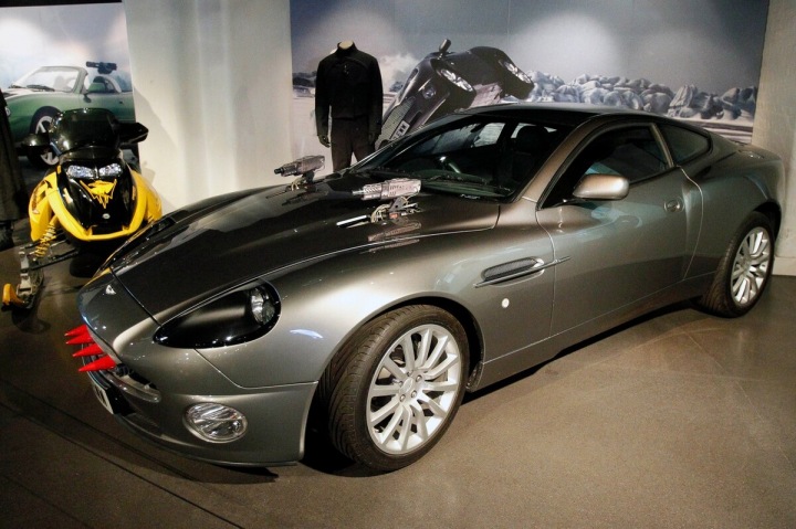 Aston Martin V12 Vanquish se stal oficiálním vozidlem Jamese Bonda