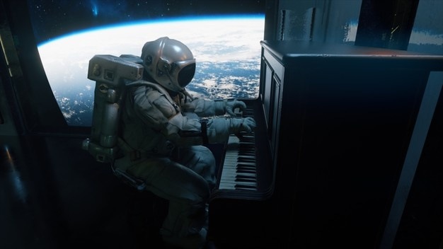 Astronaut hraje na klavír.
