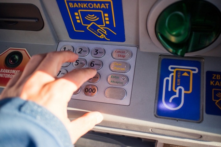 Také při výběru z bankomatu můžete zaplatit více Také při výběru z bankomatu můžete zaplatit více