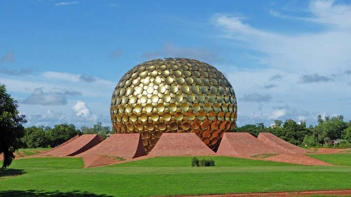 Chrám Matrimandir v utopickém městě Auroville Chrám Matrimandir v utopickém městě Auroville