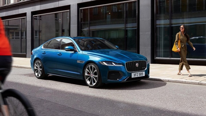 Automobil Jaguar v ulici. Automobil Jaguar v ulici.