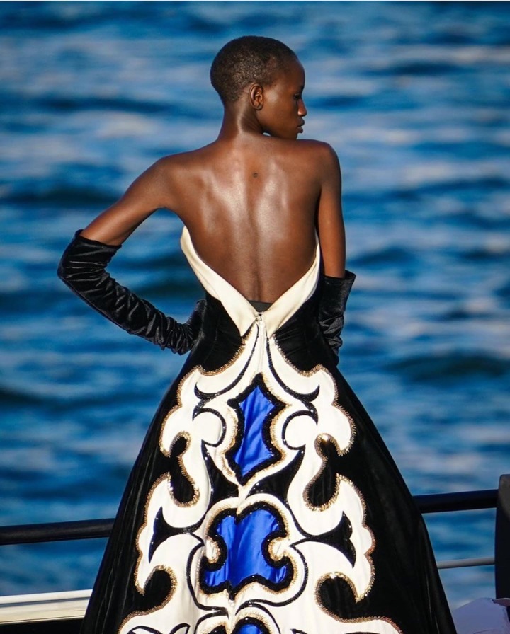 Modelka v černobílých šatech Balmain Haute Couture Fall 2020 na Seině