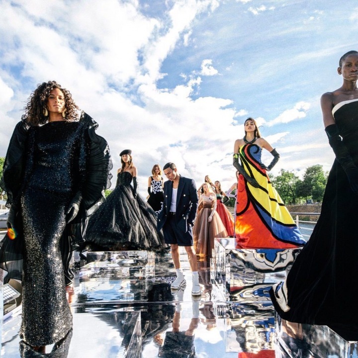 Modelky v šatech Balmain Haute Couture Fall 2020 na Seině Modelky v šatech Balmain Haute Couture Fall 2020 na Seině